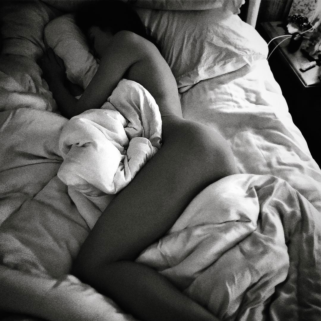 Голая жена спит на кровате фото