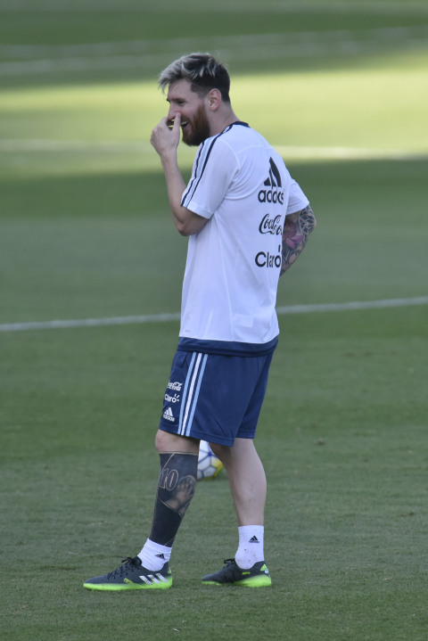Argentina's Lionel Messi attends a training session of the national foorball team at the Atletico MG Training Centre in Vespasiano, Minas Gerais, Brazil, on November 8, 2016 ahead of their 2018 World Cup qualifier match against Brazil. / AFP / DOUGLAS MAGNO        (Photo credit should read DOUGLAS MAGNO/AFP/Getty Images)