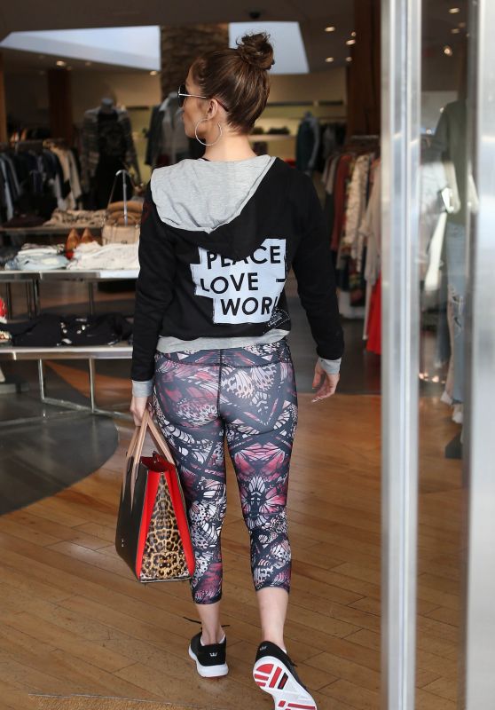 Jennifer Lopez Shows Off Her Pert Posterior In Clingy Printed Leggings
