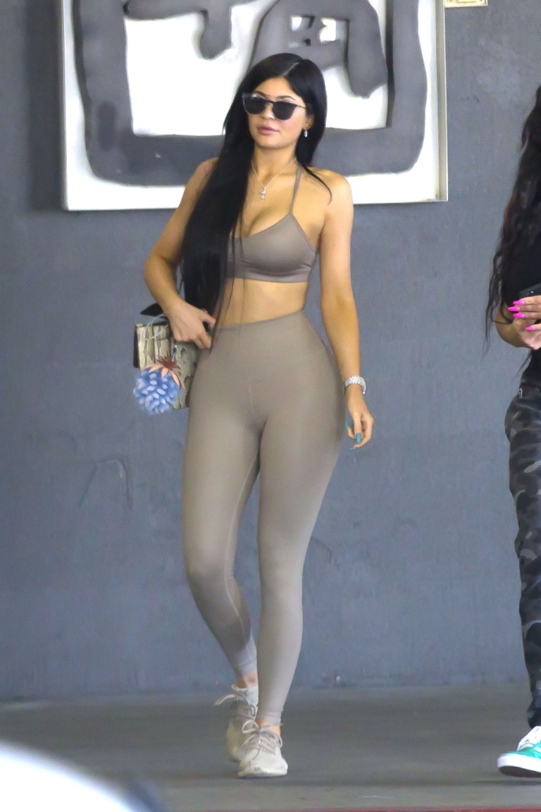 Kylie Jenner Looks Super Sexy In Skintight Monochromatic Workout Ensemble