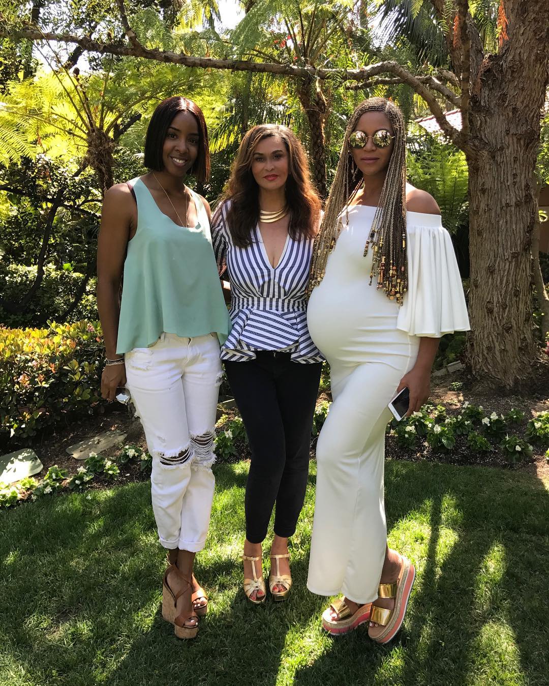 Beyonce Flaunts Baby Bump While Celebrating Easter 1