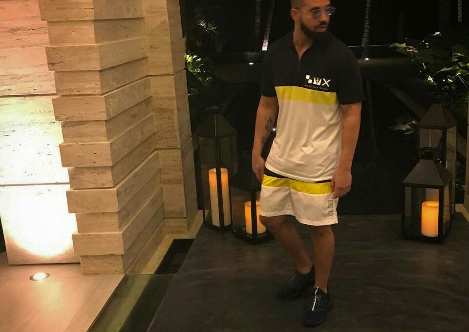 Drake Flexing His Muscles In Topless Photo