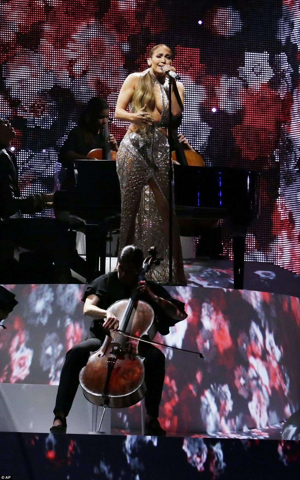 Jennifer Lopez Performs Spanish language song Mirate At Billboard Latin Music Awards 2017