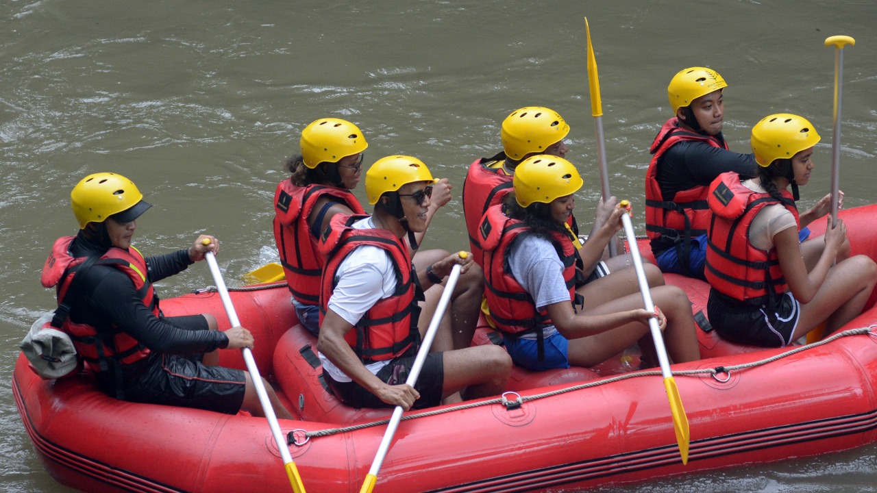 Obama Family River Rafting In Bali (2) 