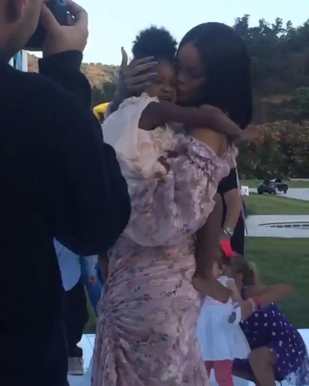 Rihanna Was Spotted Having A Blast At Her Niece’s Party (4) 