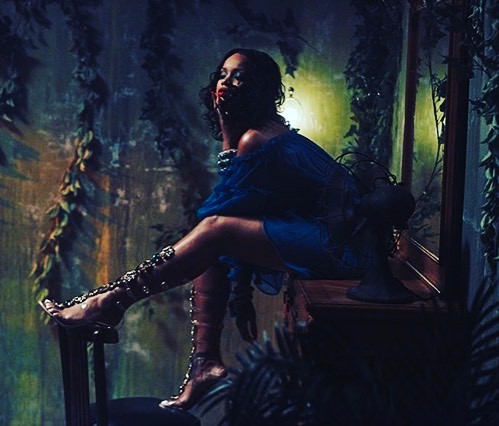 Rihanna In Alberta Ferretti Off The Shoulder Midi Dress (2) 