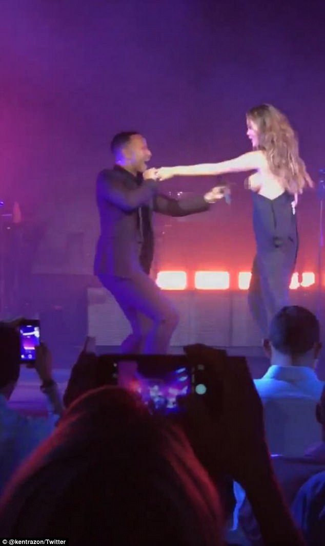 Chrissy Teigen Hilarious Wardrobe Malfunction While Dancing On Stage With John Legend (3) 