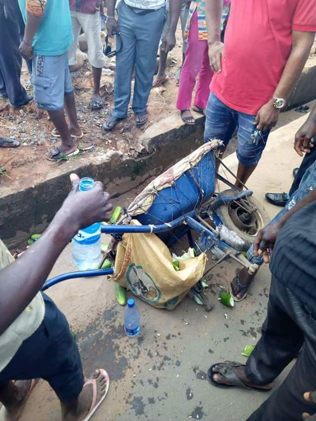 Man Caught Spraying His Urine On Cucumbers He Sells In Owerri (2) 