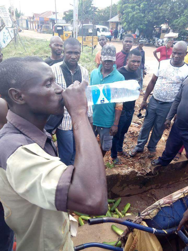 Man Caught Spraying His Urine On Cucumbers He Sells In Owerri (1) 