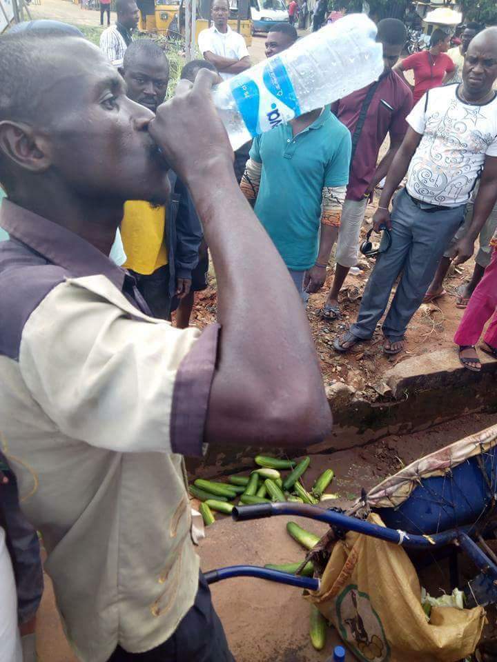 Man Caught Spraying His Urine On Cucumbers He Sells In Owerri (3) 