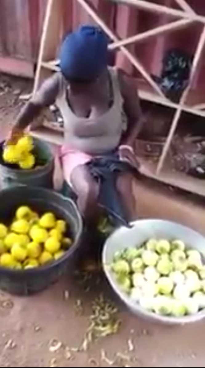 Woman Dyeing Unripe Oranges To Make It Look Ripe (2) 