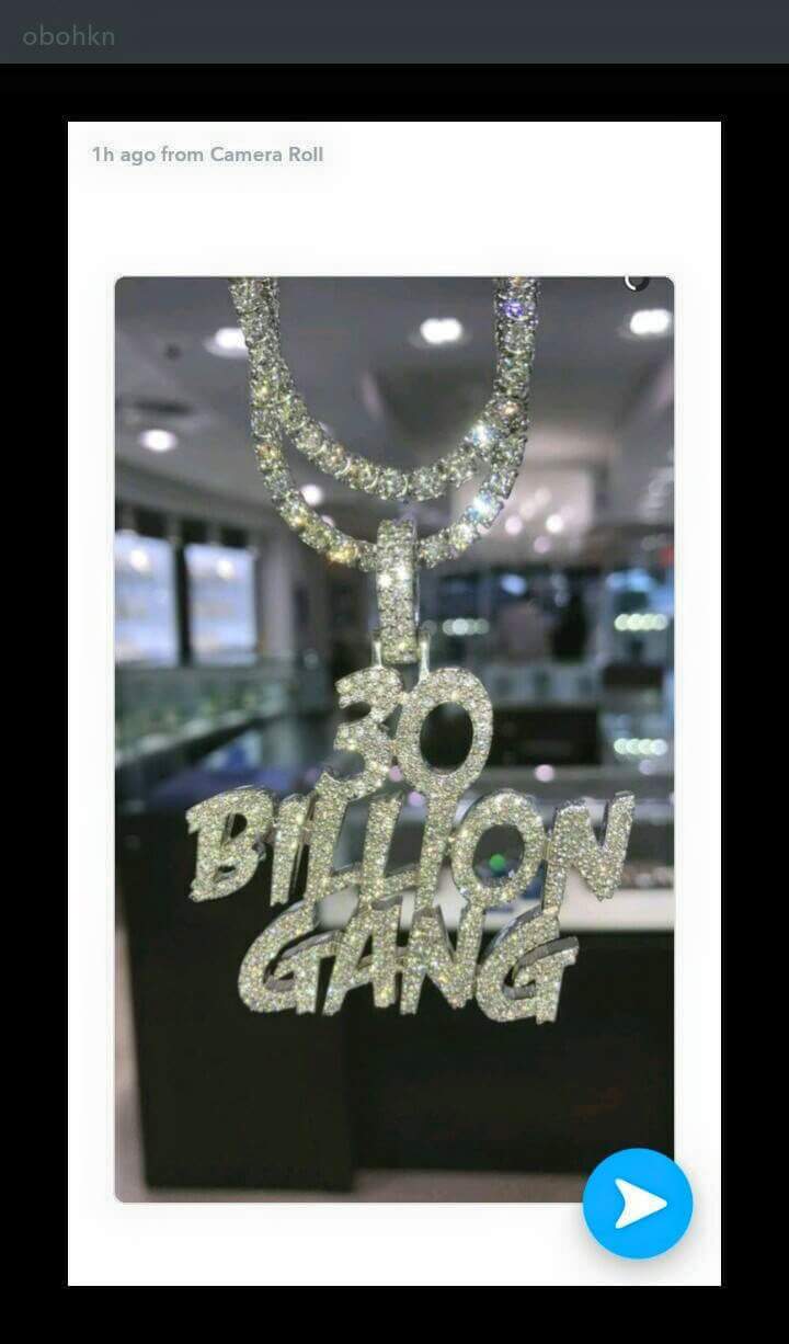 Davido Shows Off His New Diamond Encrusted 30 Billion Gang Necklace (1)
