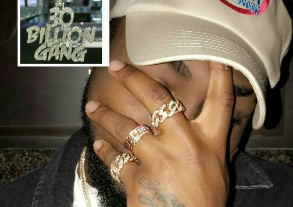 Davido Shows Off His New Diamond Encrusted 30 Billion Gang Necklace