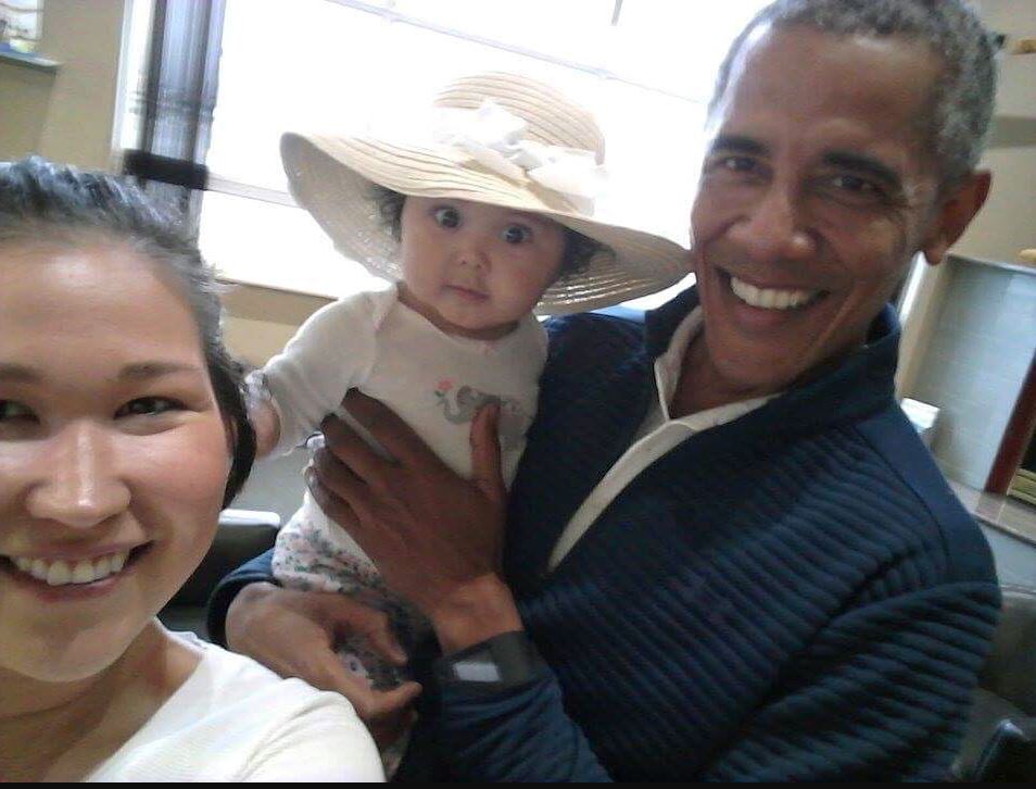 Barack Obama Took A Selfie With A Baby At The Anchorage Airport (1) 