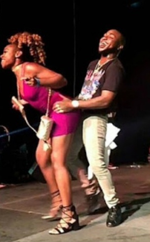 Davido And His Facial Expression As Lady Grinds Him While On Stage (2)