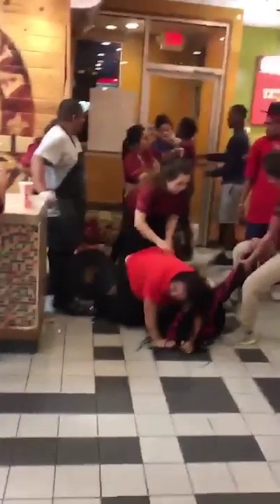 Brawl Between Employees And Customers At Popeyes In San Marcos Texas (3)