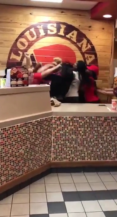 Brawl Between Employees And Customers At Popeyes In San Marcos Texas (2)