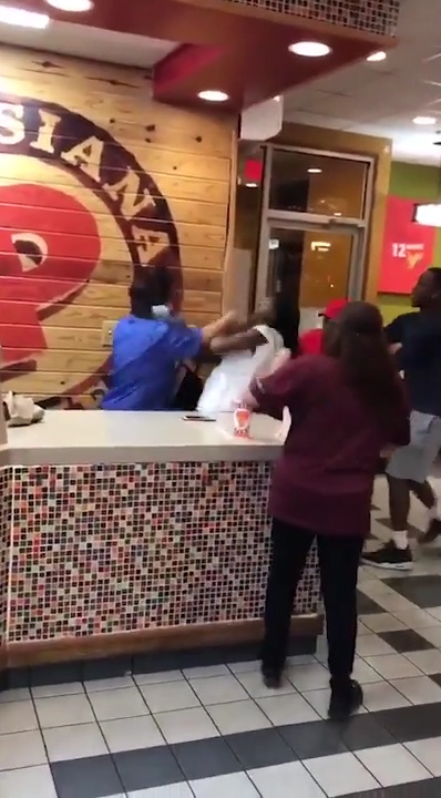 Brawl Between Employees And Customers At Popeyes In San Marcos Texas (1)
