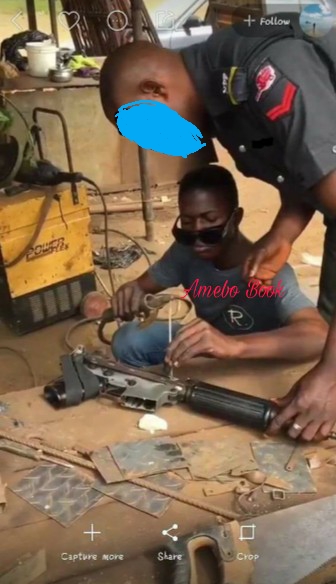 Nigerian Policeman Was Caught On Camera Fixing His Gun At Welder's Shop (2}