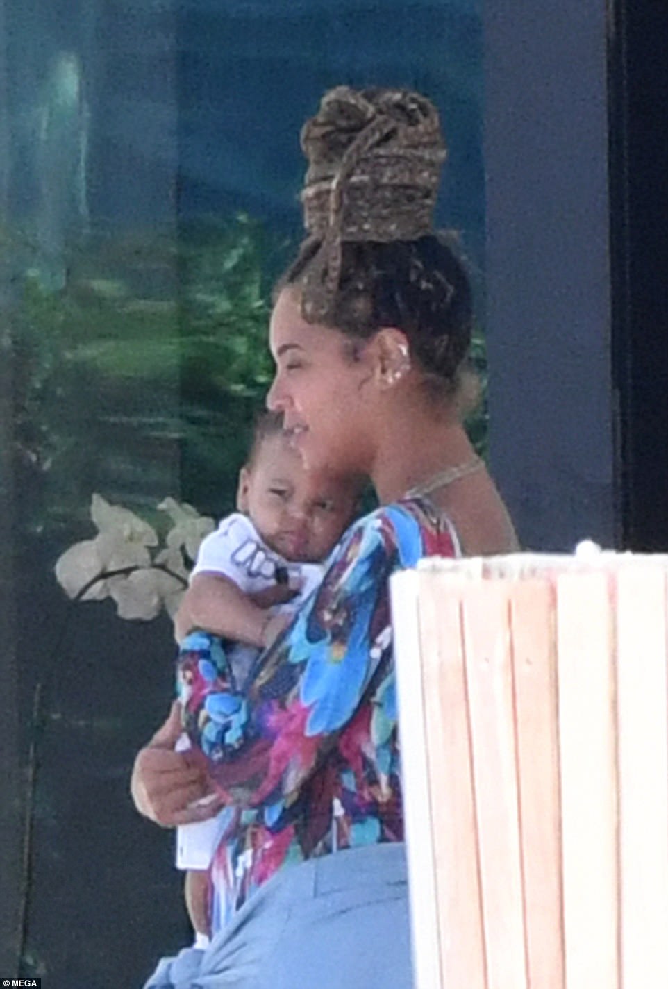 Beyonce Twins Sir And Rumi Seen For The First Time Since Birth (8)