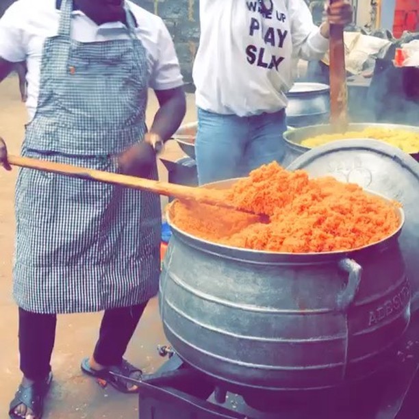 Tonto Dikeh Cooking And Serving Rice To Help Feed The Poor (6)