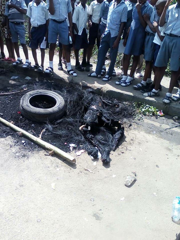 Angry Mob Burn To Death Suspected Kidnapper In Calabar (2)