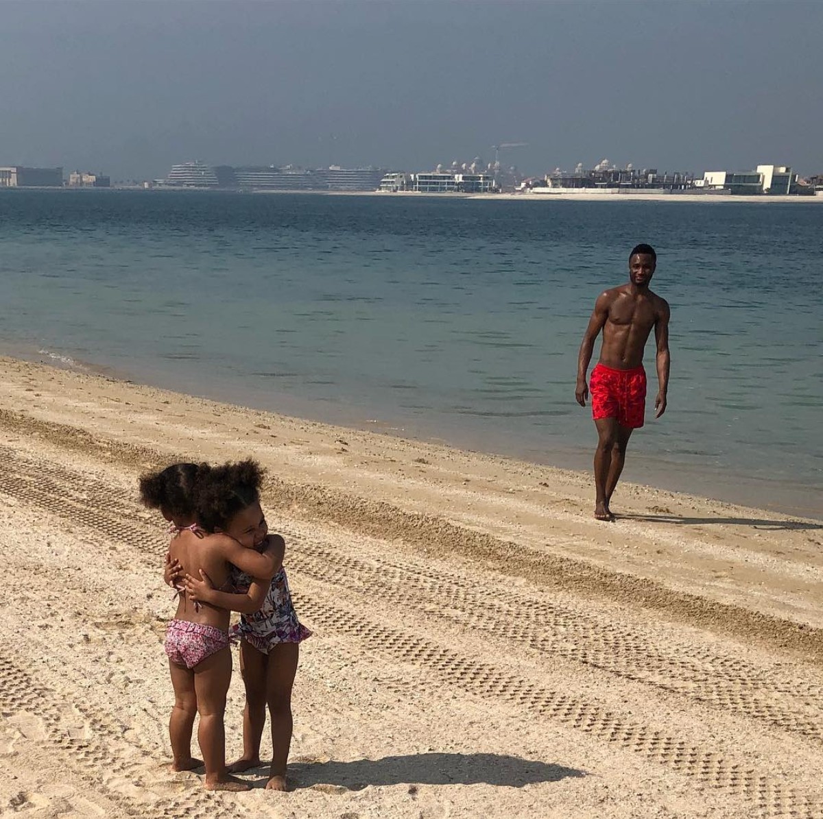 Mikel Obi And Daughters Enjoy The Holidays At The Beach (2)