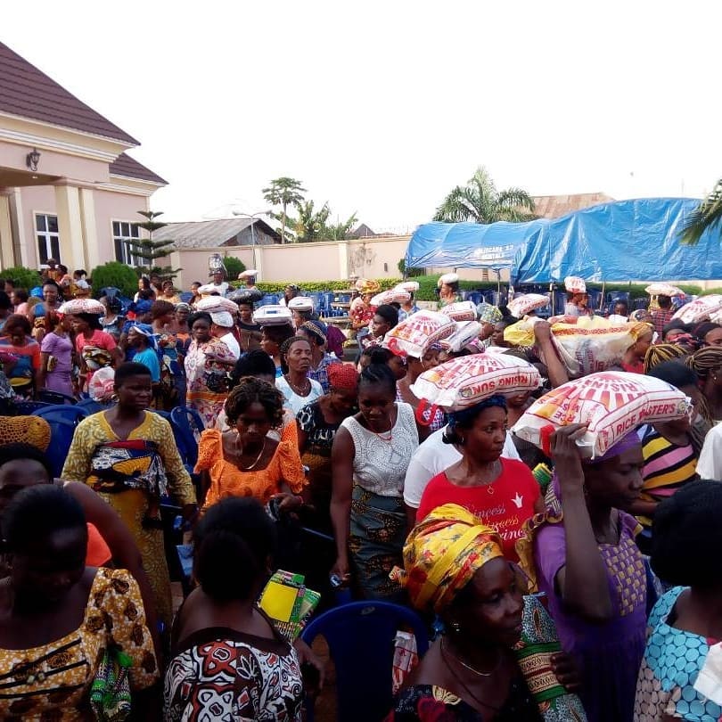 Mercy Johnson And Husband Prince Odi Okojie Donate Food To The Needy (4)