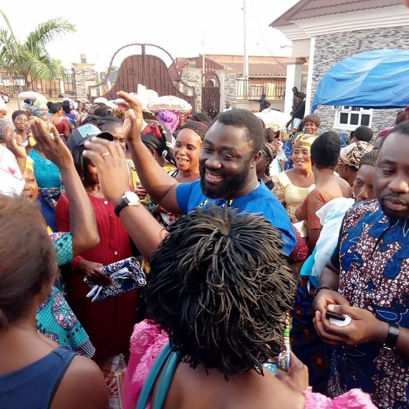 Mercy Johnson And Husband Prince Odi Okojie Donate Food To The Needy (3)