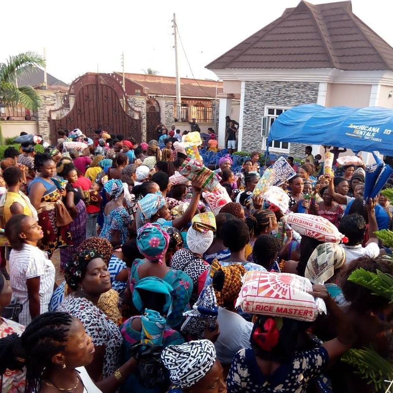 Mercy Johnson And Husband Prince Odi Okojie Donate Food To The Needy (6)