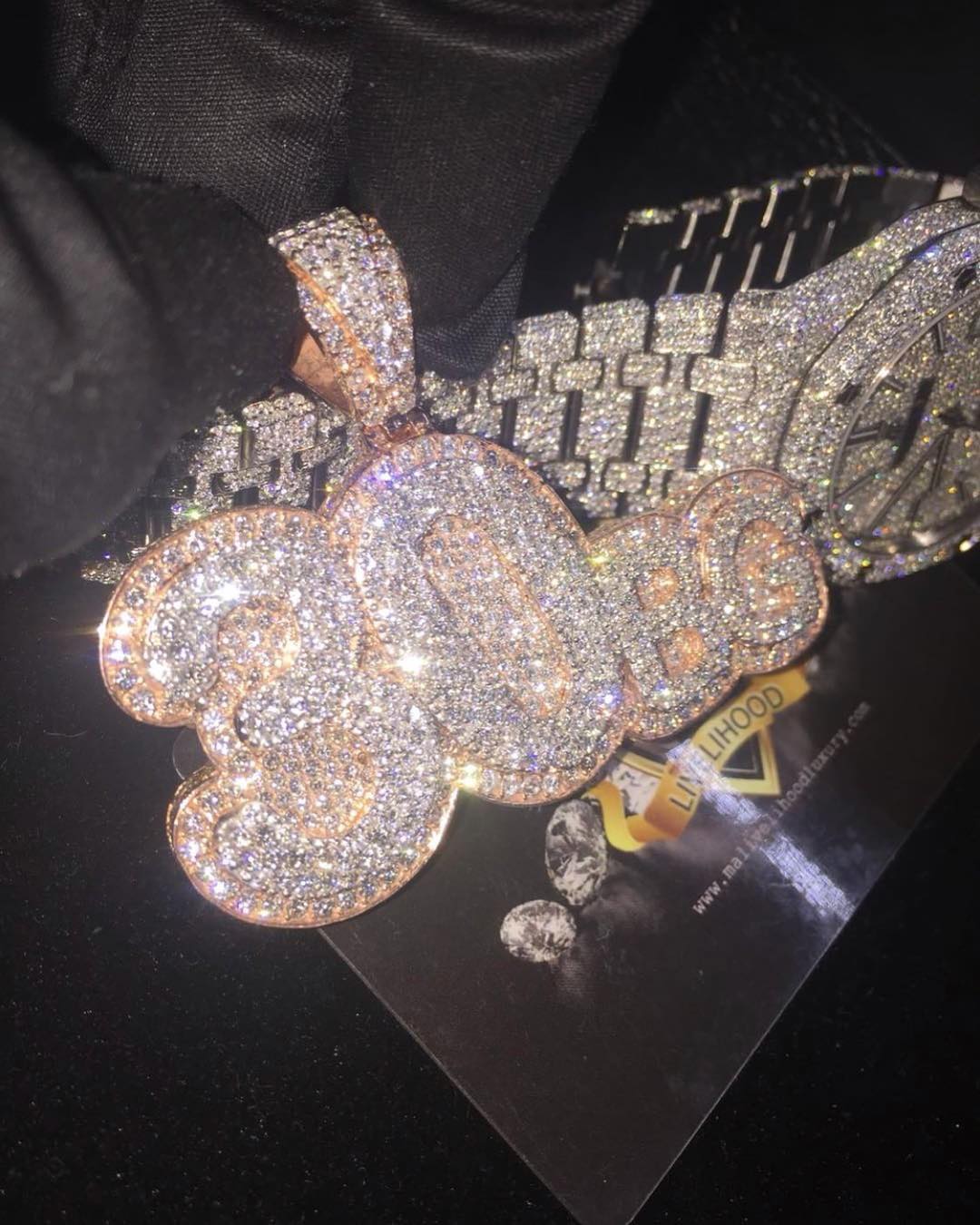 Davido Shows Off His Newly Acquired Diamond Chain And Watch (2)