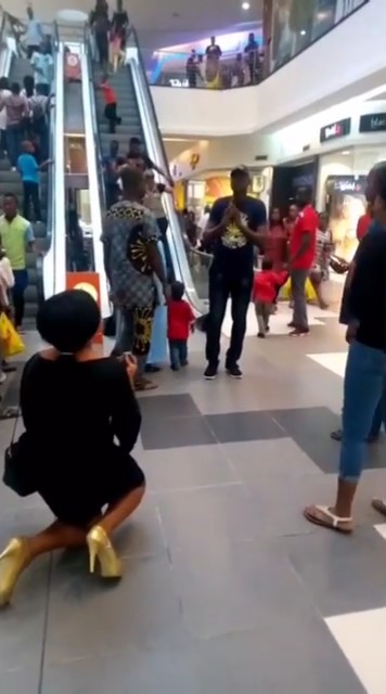 Lady Was Left In Tears After Her Boyfriend Declined Her Marriage Proposal At Ikeja City Mall (2)