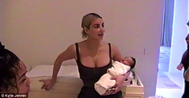 First Photos Kim Kardashian Newborn Daughter Chicago West (2)