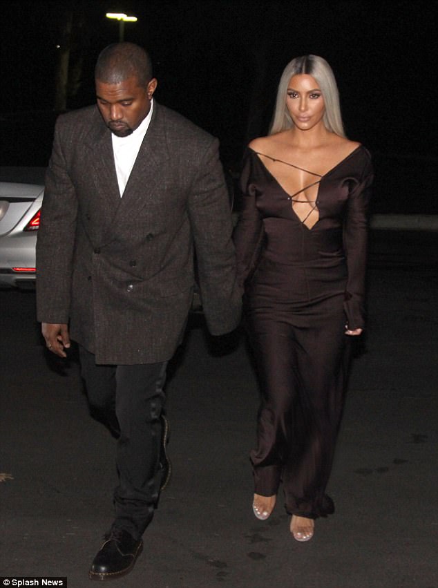 Kim Kardashian And Kanye West Pose In Photobooth With John Legend And Chrissy Teigen (4)