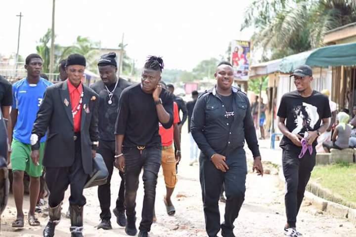 Stonebwoy Visits Ebony Reigns Father (8)