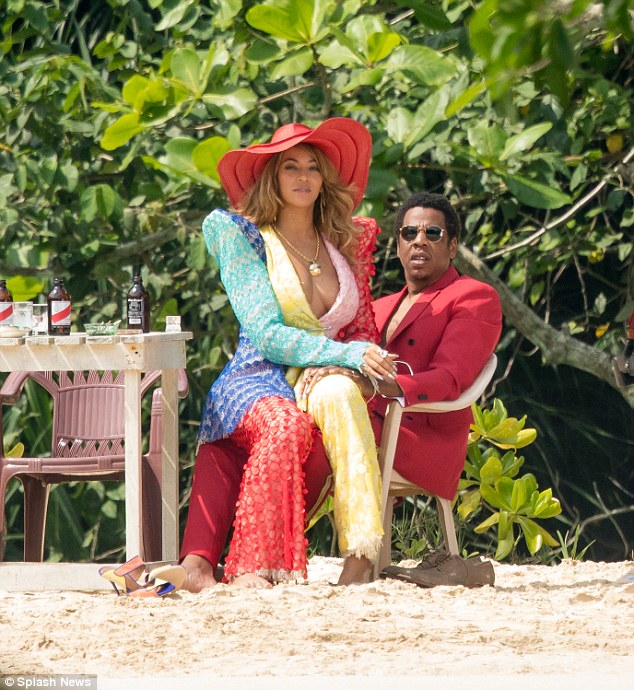Beyonce Pictured Sitting On Jay-Z’s Lap (5)