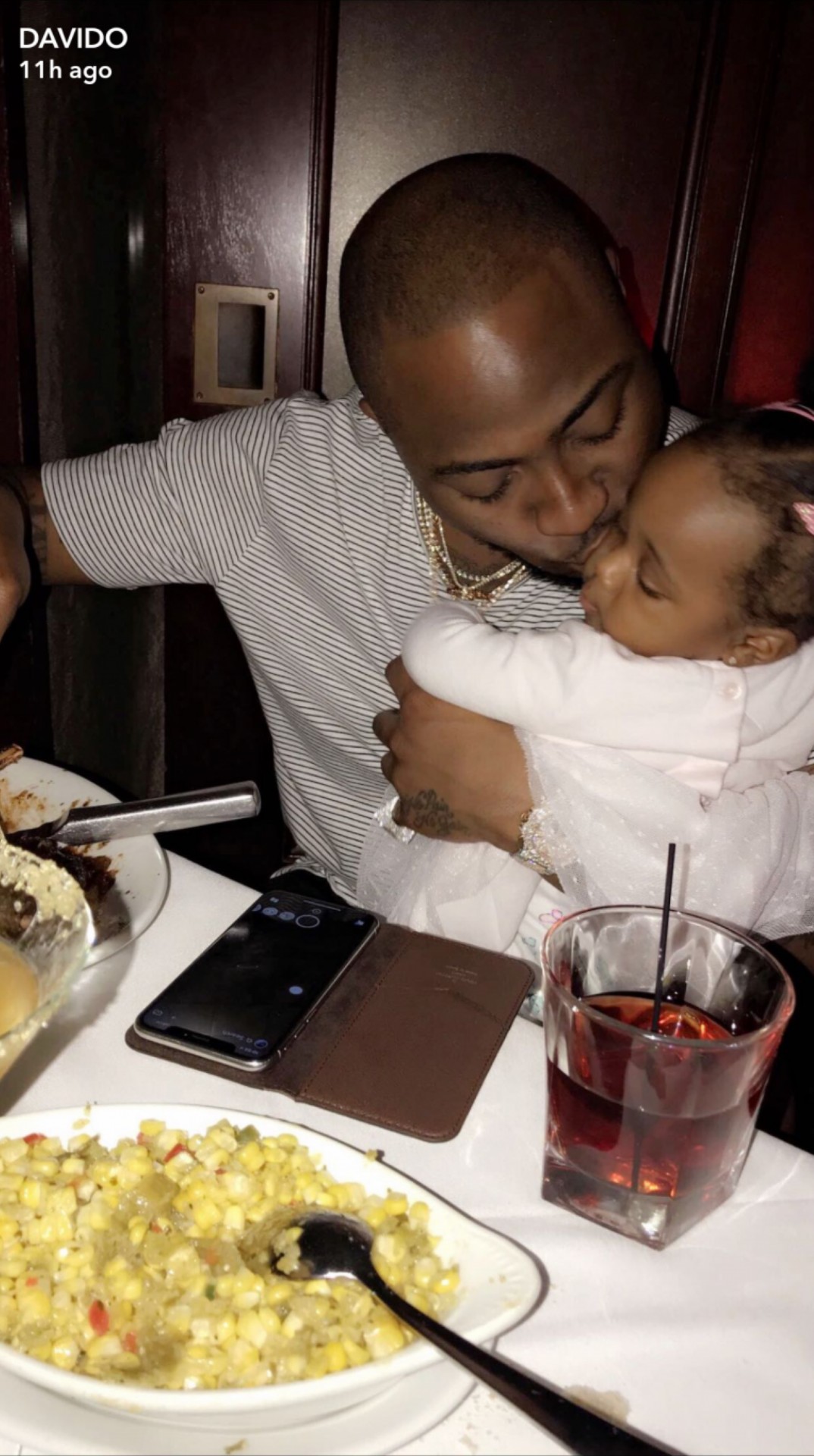 Davido Gives 2nd Daughter Hailey A Kiss While Having Dinner (2)