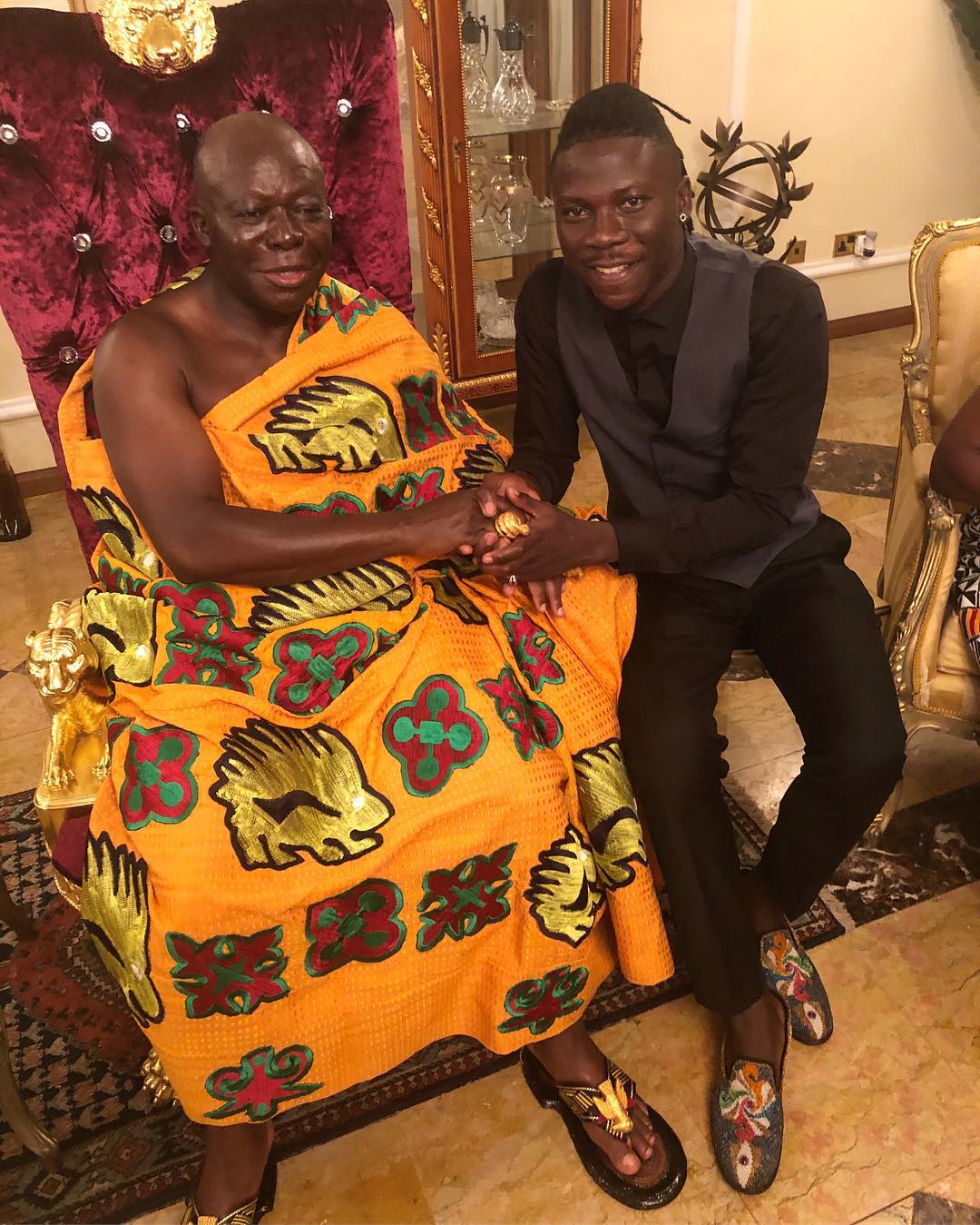 Stonebwoy Poses With Otumfuo Nana Osei Tutu II