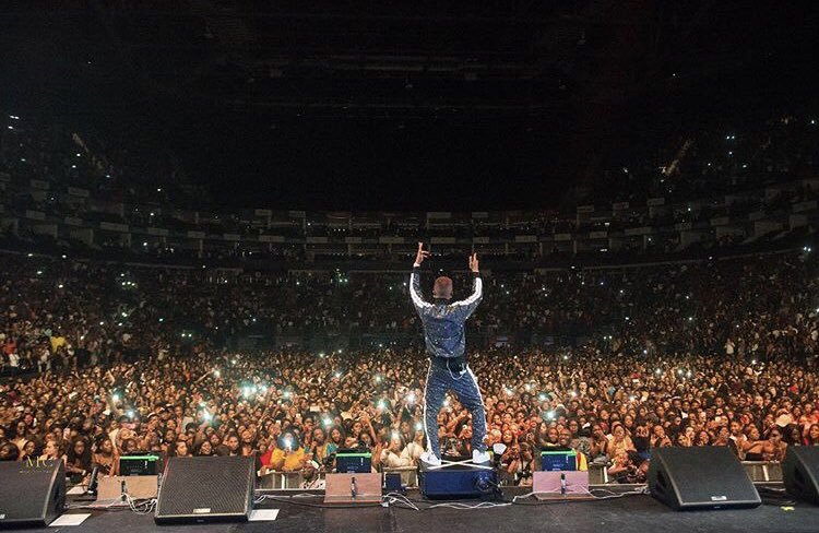 Wizkid And Tiwa Savage Sexy PDA Moment At The O2 Arena (2)