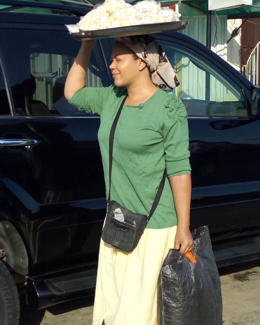 Nadia Buari Pictured Hawking On The Streets Of Lagos (2)