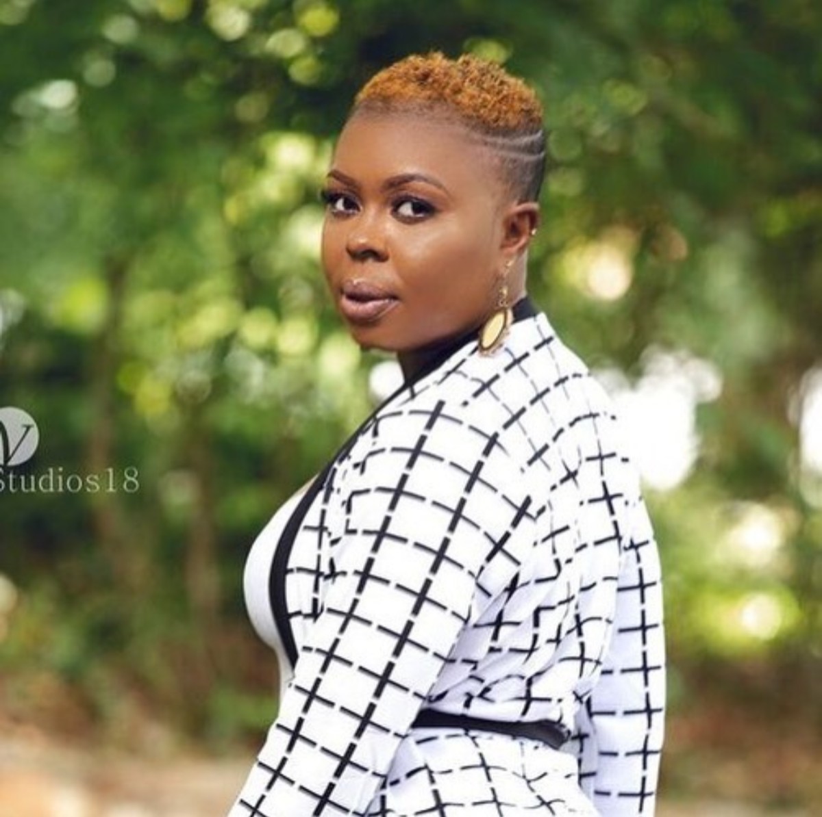 Afia Schwarzenegger Unveils New Low Cut (2)