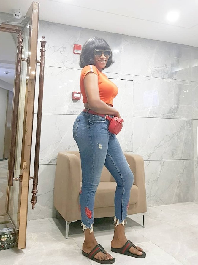 Oge Okoye Flashes Belly Button (3)