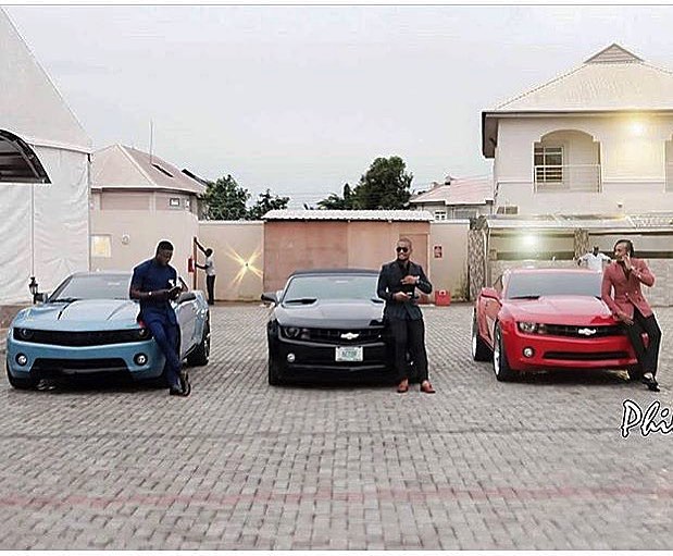 Alexx Ekubo And Bryan Okwara Pose Alongside Yomi Casual By Their Chevrolet Cars (2)