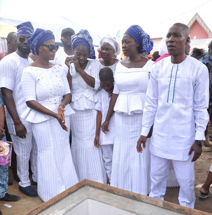 Mercy Johnson Weeps As She Buries Her Mother (4)