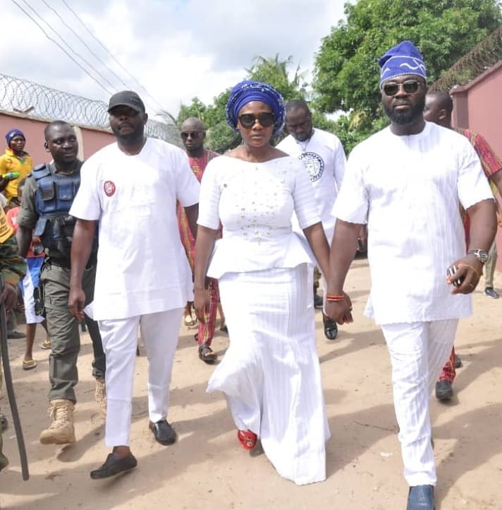 Mercy Johnson Weeps As She Buries Her Mother (6)