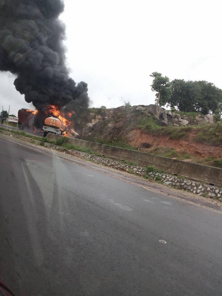 Tanker And Trailer In Head-On Collison Along Minna-Suleja Road (2)