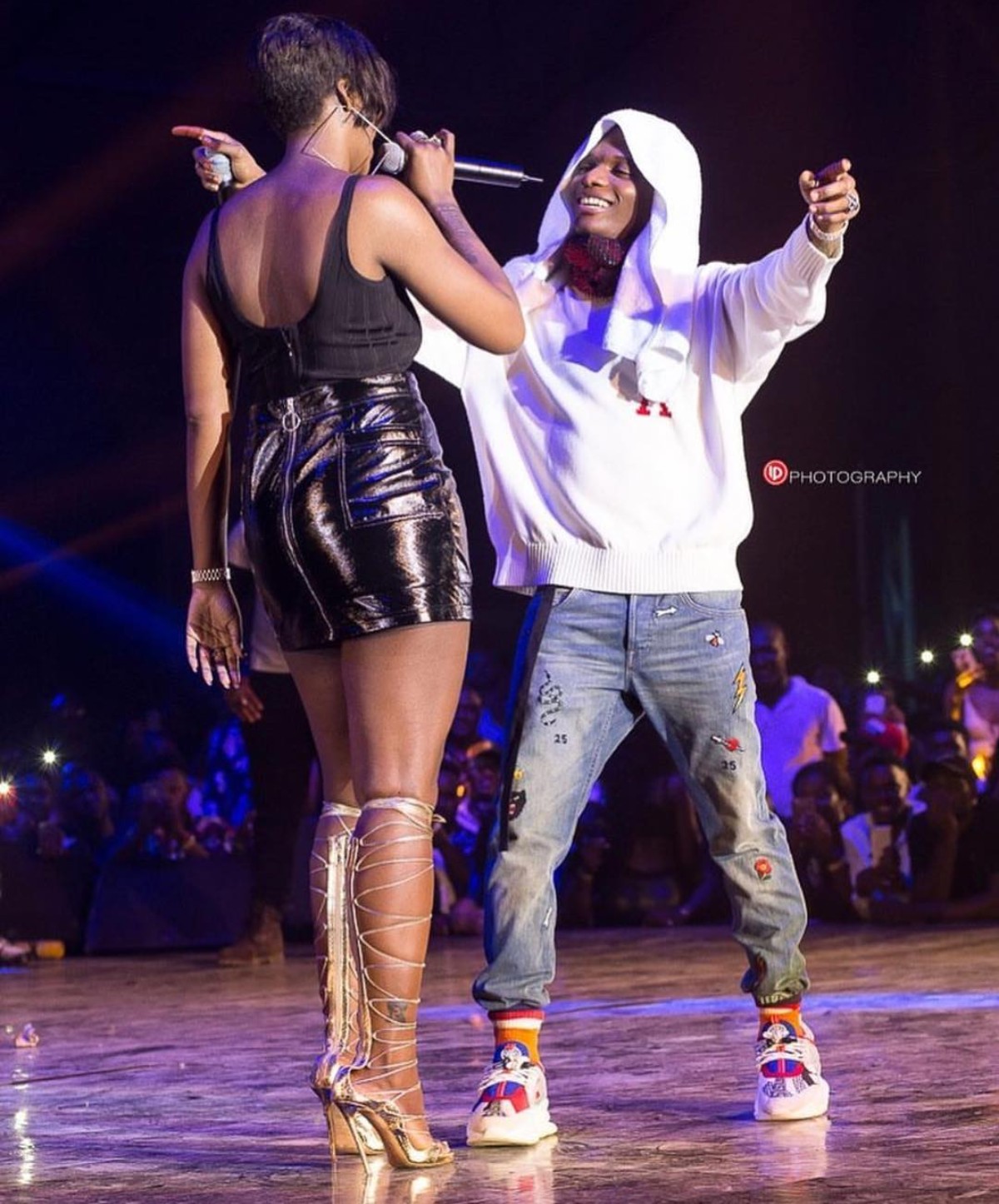 Tiwa Savage And Wizkid Hug On Stage Ghana Meets Naija 2018 (2)