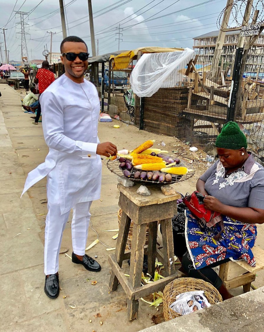 Williams Uchemba Buying Roasted Corn By The Roadside (3)