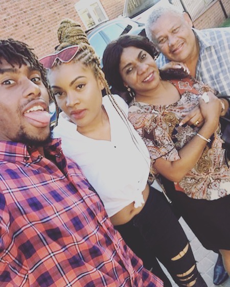 Alex Iwobi Poses With His Parents And Sister (2)