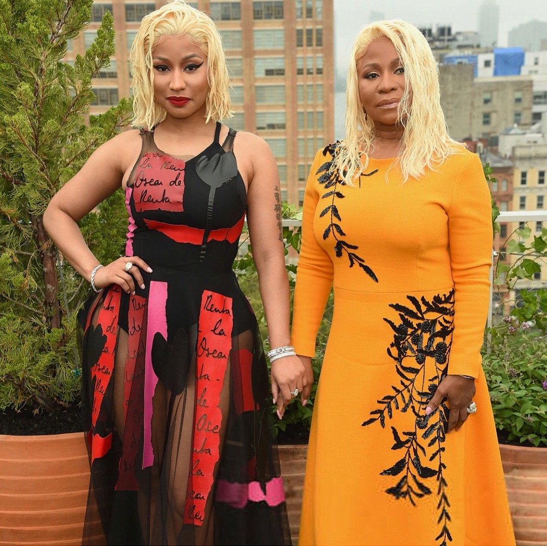 Nicki Minaj And Mother Twinning With Platinum Blonde Wet Hair (3)